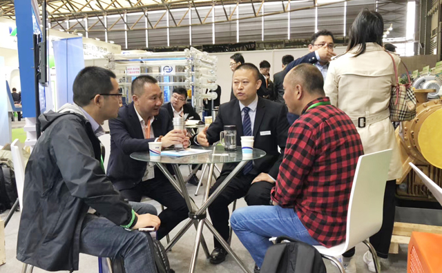 豐源機械潘榮常總經理、銷售經理正在為客戶講解各行各業(yè)對羅茨鼓風機的肯定以及未來羅茨鼓風機行業(yè)的美好發(fā)展遠景。