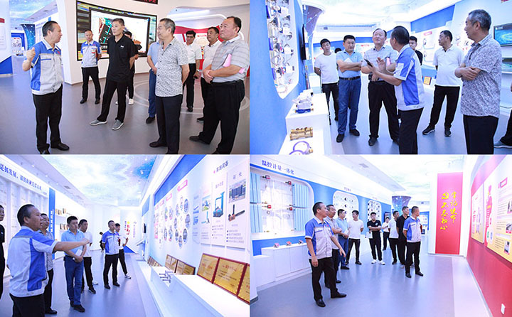 景奉國(guó)董事長(zhǎng)向一行人介紹集團(tuán)黨建 圖片關(guān)鍵詞