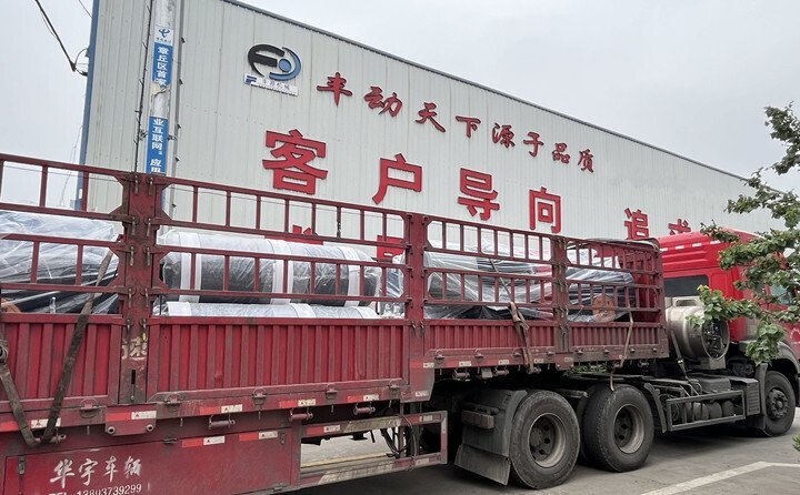 負(fù)責(zé)發(fā)貨的同事核實(shí)好產(chǎn)品名稱、規(guī)格和數(shù)量，進(jìn)行了嚴(yán)格把關(guān)，與貨運(yùn)公司核對(duì)好物流信息。大家通力協(xié)作，有條不絮地將風(fēng)機(jī)穩(wěn)穩(wěn)地裝在大貨車上，確保運(yùn)輸過程中貨物穩(wěn)定安全。