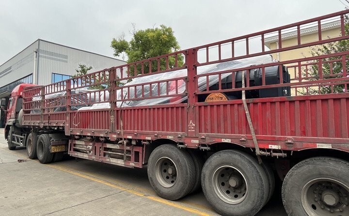 負(fù)責(zé)發(fā)貨的同事核實(shí)好產(chǎn)品名稱、規(guī)格和數(shù)量，進(jìn)行了嚴(yán)格把關(guān)，與貨運(yùn)公司核對(duì)好物流信息。大家通力協(xié)作，有條不絮地將風(fēng)機(jī)穩(wěn)穩(wěn)地裝在大貨車上，確保運(yùn)輸過程中貨物穩(wěn)定安全。