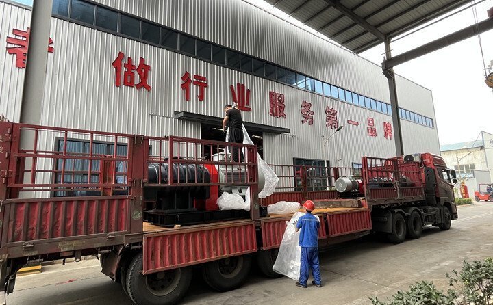 負(fù)責(zé)發(fā)貨的同事核實(shí)好產(chǎn)品名稱、規(guī)格和數(shù)量，進(jìn)行了嚴(yán)格把關(guān)，與貨運(yùn)公司核對(duì)好物流信息。大家通力協(xié)作，有條不絮地將風(fēng)機(jī)穩(wěn)穩(wěn)地裝在大貨車上，確保運(yùn)輸過程中貨物穩(wěn)定安全。