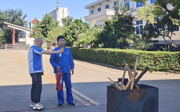 首先消防安全員對(duì)消防器材如何使用進(jìn)行細(xì)致講解，并現(xiàn)場(chǎng)演示。