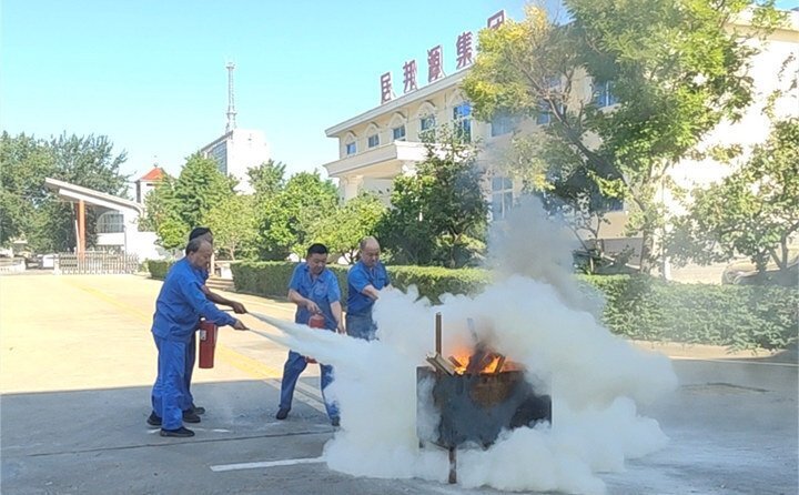 以“一提、二拔、三握、四壓”的基本步驟演示使用流程，并由演練人員進(jìn)行了操作實(shí)踐。